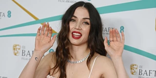 『宋慧乔』电影节穿露背装惹骂战！保守派怒斥伤风败俗，年轻人却狂吹高级感(『宋慧乔』新电影)